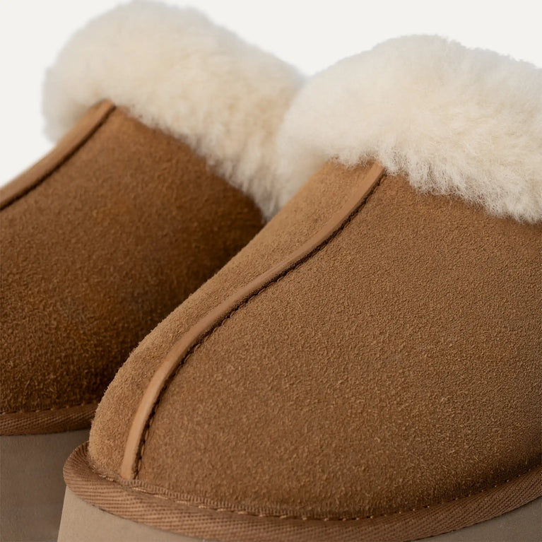 Brown slippers with white fur lining in volonka. UGG Womens Disquette Cozy and Stylish Slippers