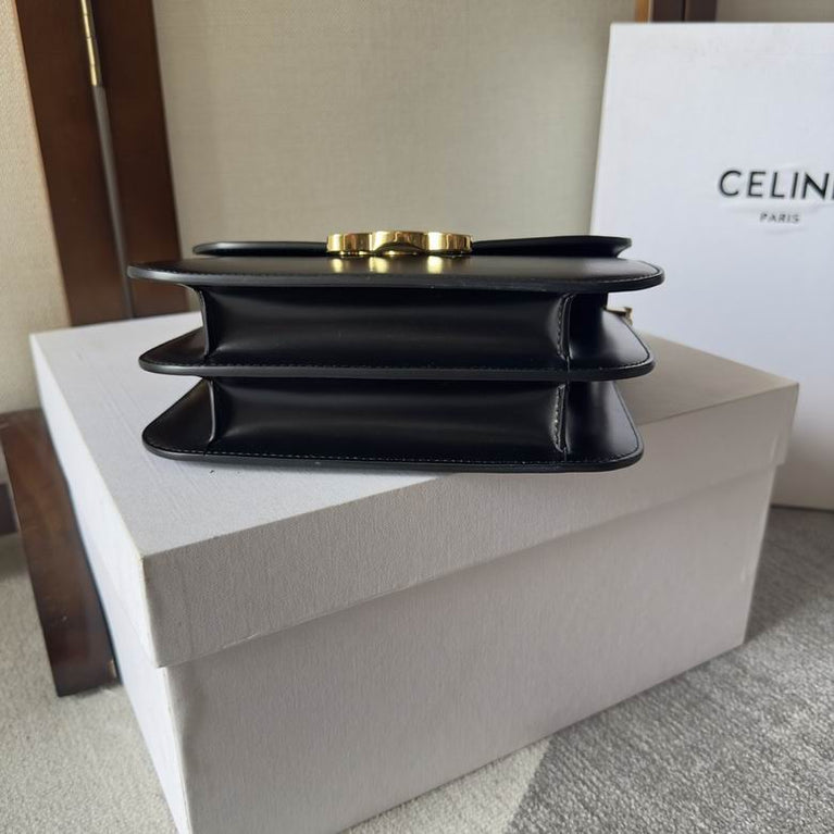 CELINE Smooth Calfskin Triomphe Clutch on Chain