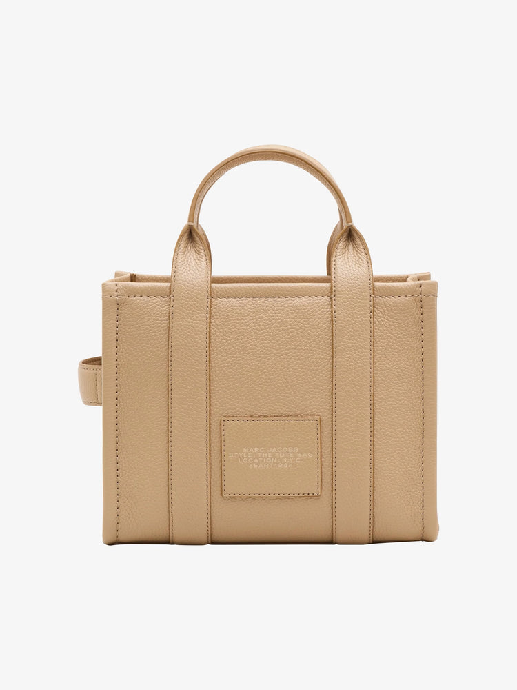Marc Jacobs Shopper Tote Bag Leather Camel in beige with detachable strap and iconic logo.