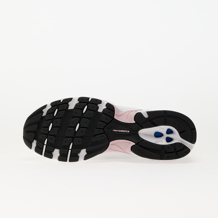 New Balance 530 Sneaker Rosa White side view showing sporty and trendy design with pink accents.