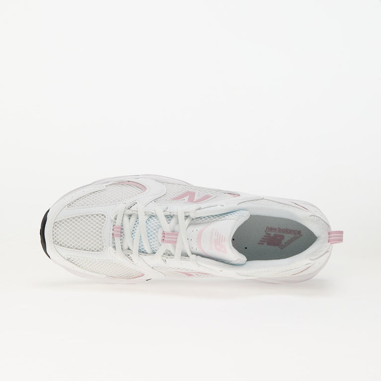New Balance 530 Sneaker Rosa White side view showing sporty and trendy design with pink accents.