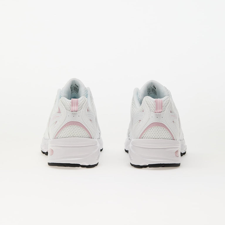 New Balance 530 Sneaker Rosa White side view showing sporty and trendy design with pink accents.