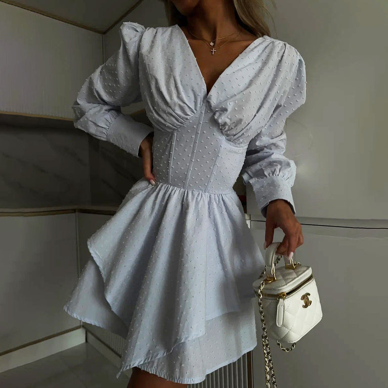 Elegante vestido francés plisado con escote en V, mangas abullonadas y cintura corta.