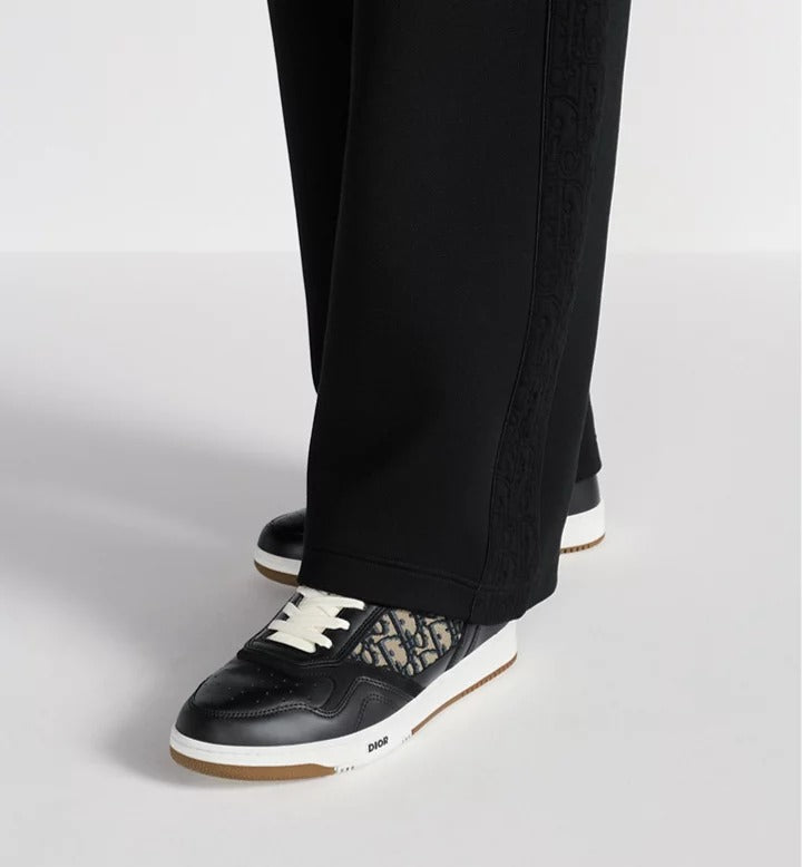 Dior B27 Uptown Low Top Leder Sneaker Black displayed from the side, featuring black leather and a unique design. Dior B27 Uptown Low Top Leder Sneaker Black displayed from the side, featuring black leather and a unique design. at Volonka.