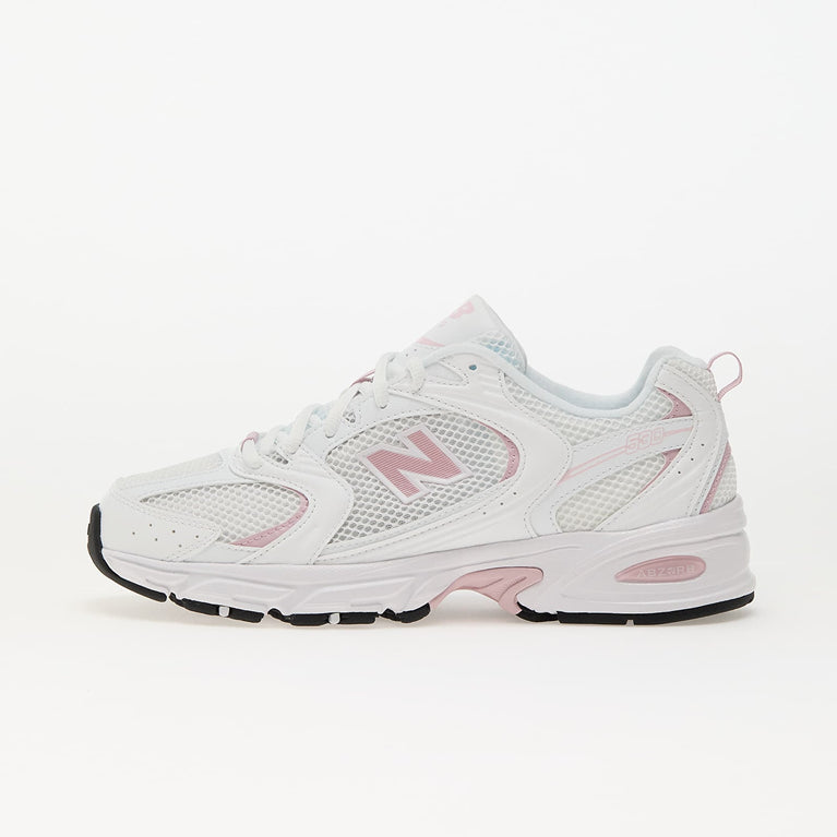 New Balance 530 Sneaker Rosa White side view showing sporty and trendy design with pink accents.