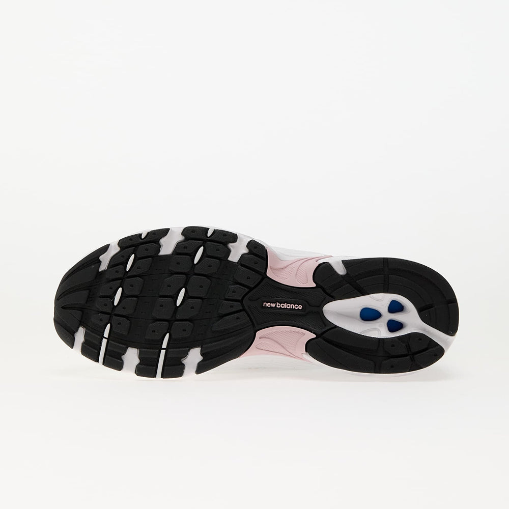 New Balance 530 Sneaker Rosa White side view showing sporty and trendy design with pink accents.