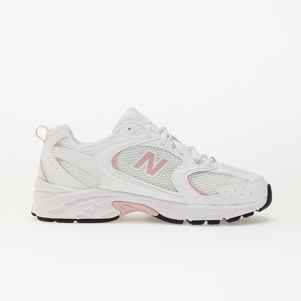 New Balance 530 Sneaker Rosa White side view showing sporty and trendy design with pink accents.