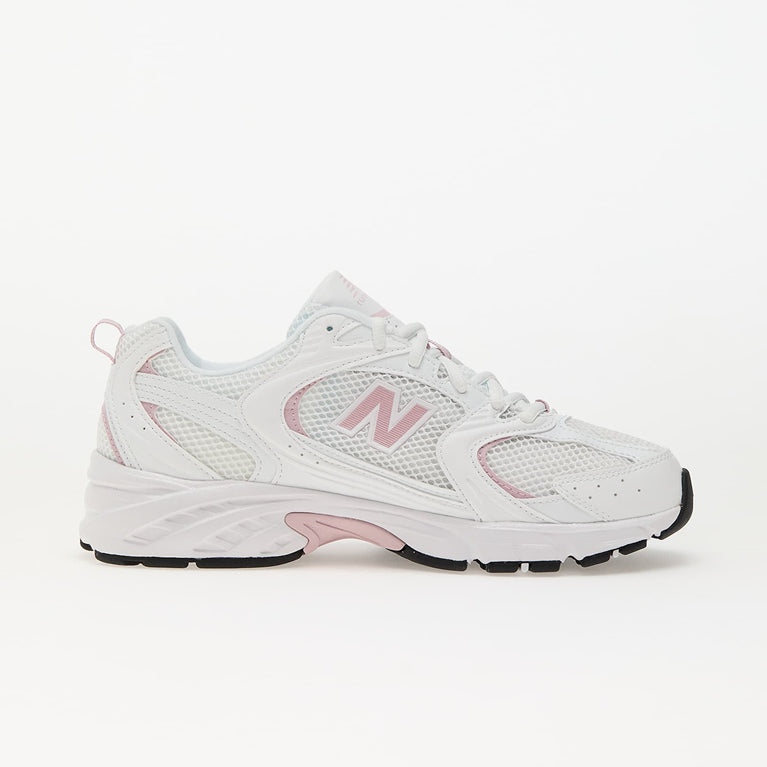 New Balance 530 Sneaker Rosa White side view showing sporty and trendy design with pink accents.