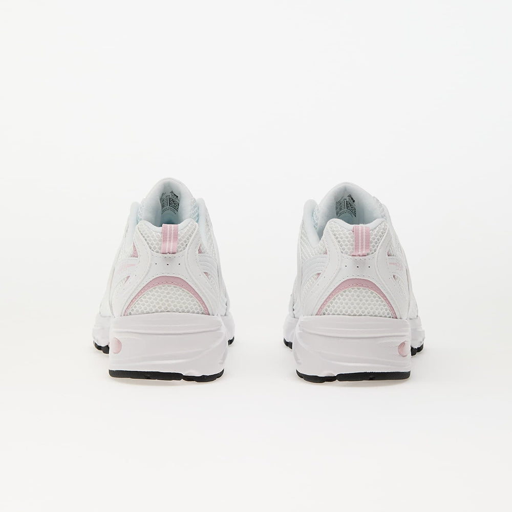 New Balance 530 Sneaker Rosa White side view showing sporty and trendy design with pink accents.