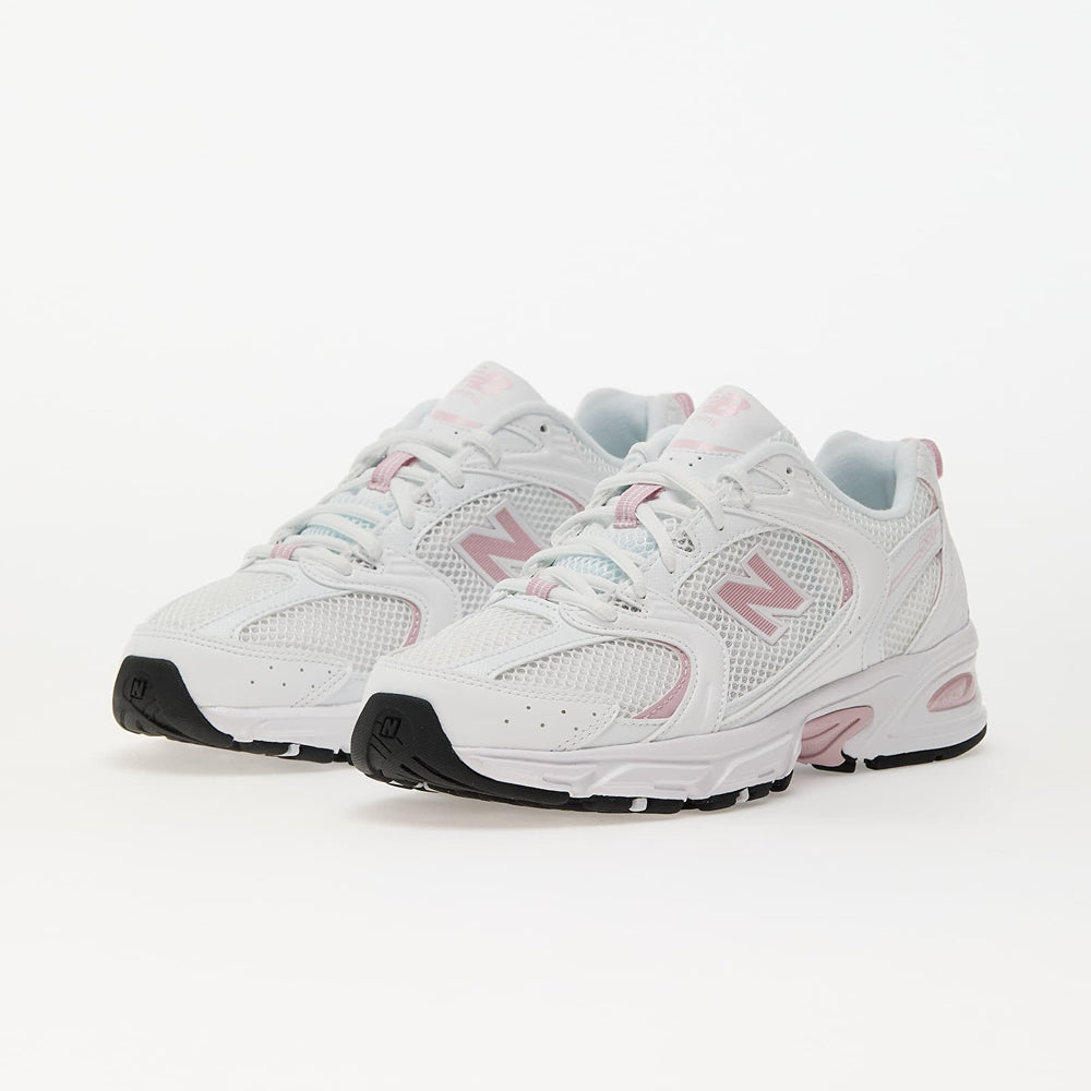 New Balance 530 Sneaker Rosa White side view showing sporty and trendy design with pink accents.