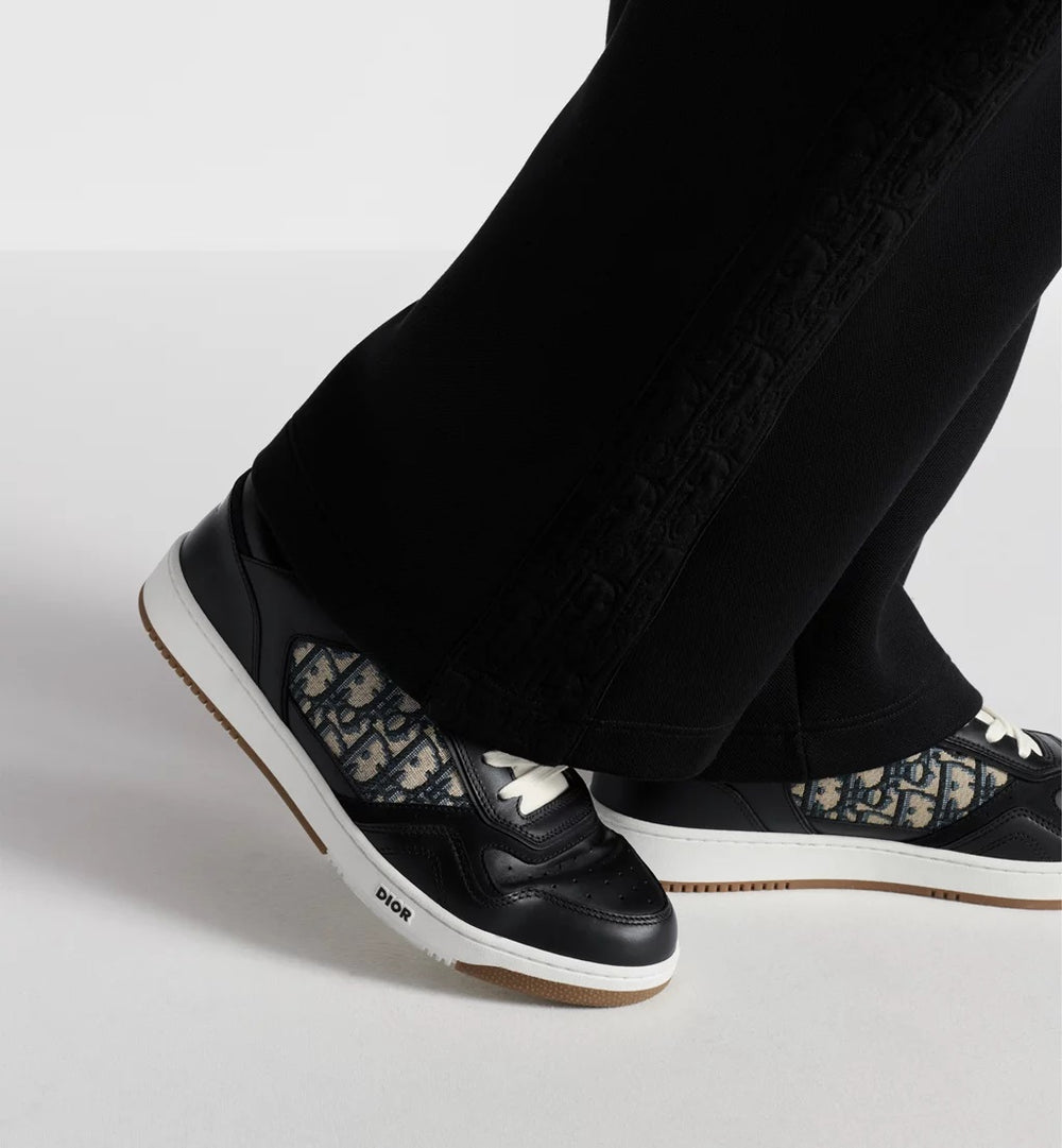 Dior B27 Uptown Low Top Leder Sneaker Black displayed from the side, featuring black leather and a unique design. Dior B27 Uptown Low Top Leder Sneaker Black displayed from the side, featuring black leather and a unique design. at Volonka.