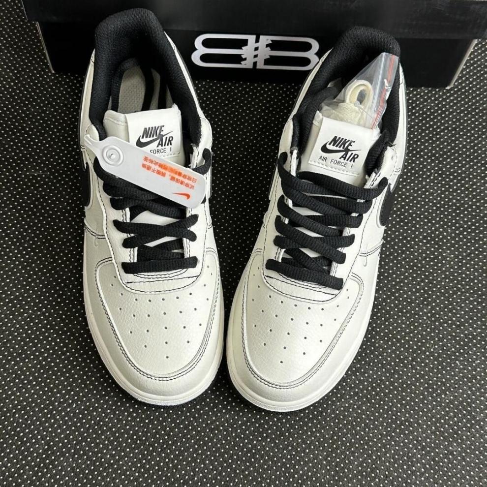 White Nike Air Force sneakers with black laces. Nike Unisex F1 Air Force paris Low-top Casual Shoes 