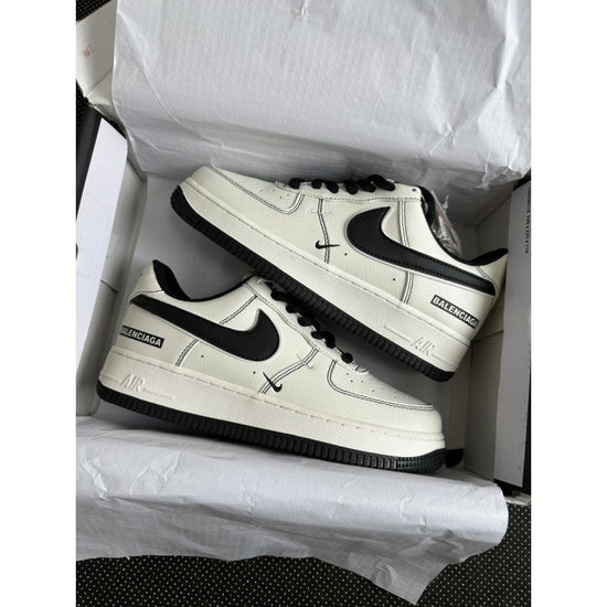 Nike Unisex F1 Air Force paris Low-top Casual Shoes in volonka store. White sneakers with black accents in a box