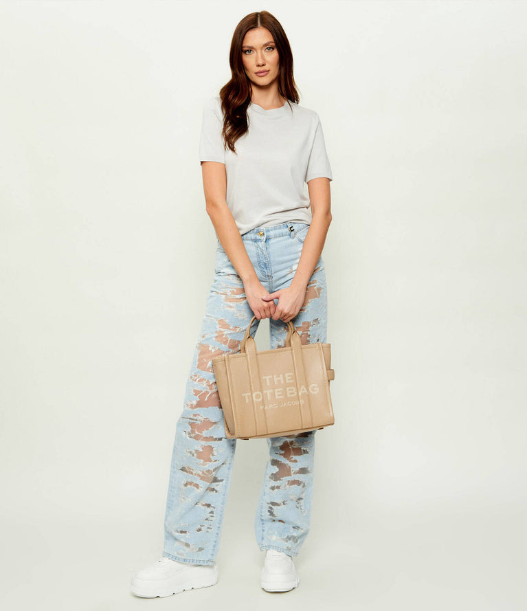 Marc Jacobs Shopper Tote Bag Leather Camel in beige with detachable strap and iconic logo.