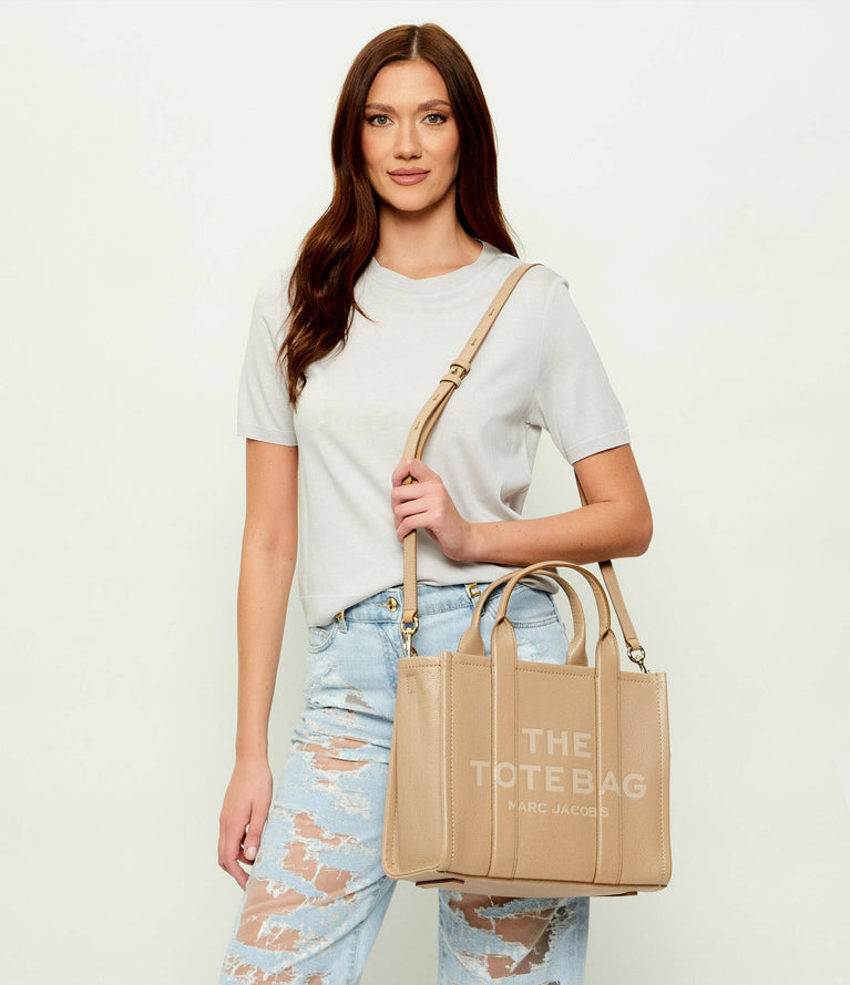 Marc Jacobs Shopper Tote Bag Leather Camel in beige with detachable strap and iconic logo.